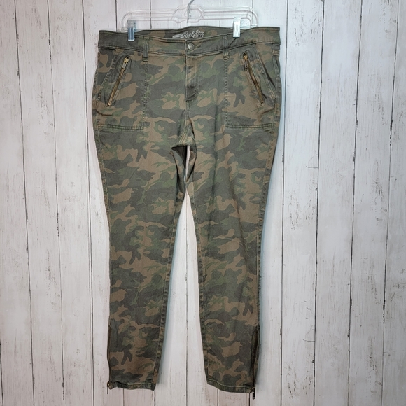 Old Navy The Rockstar Camo Jeans Size 6 